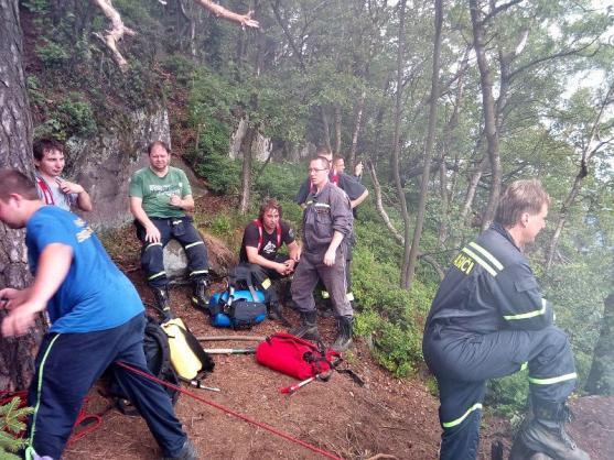 Hasiči museli vynést asi 600 litrů vody až na Korunu