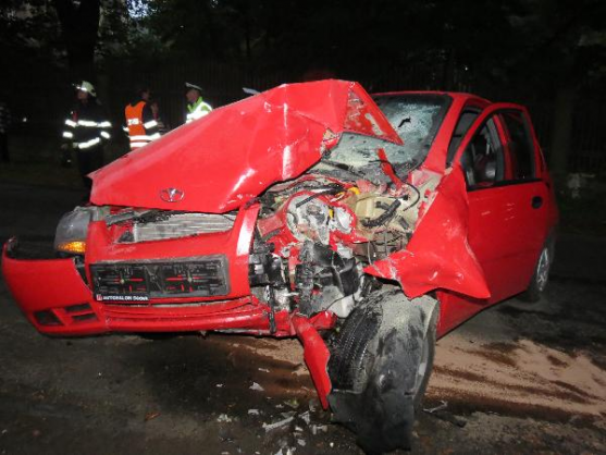 Řidič během jízdy usnul a narazil do domu