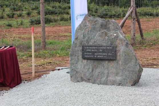 Poklepáním na základní kámen byla dnes symbolicky zahájena rekonstrukce silnice do Broumova přes Pasa