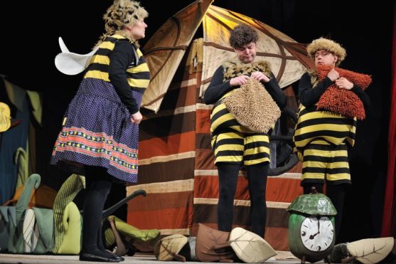 Divadelní představení včelích medvídků na fotografiích Jana Záliše