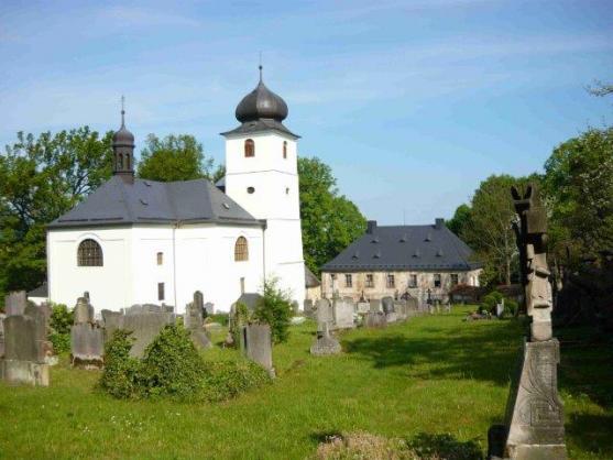 V Martínkovicích obnovují kamenný kříž s postavou Krista