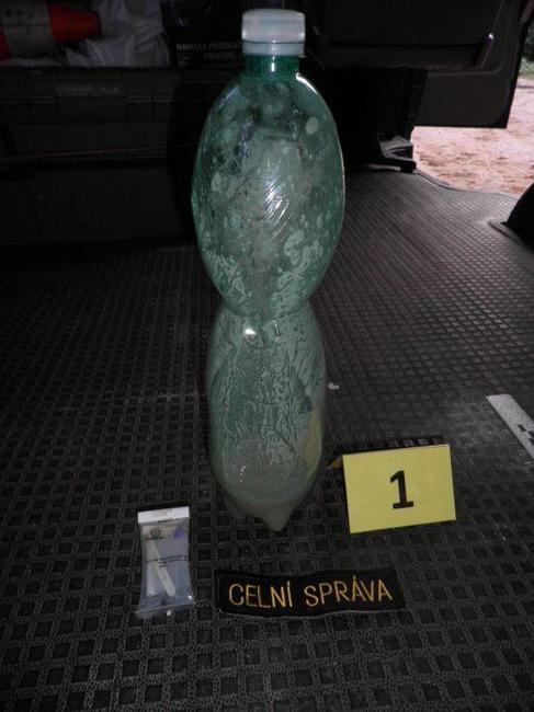 Celníci opět zajistili PET lahev s rozpuštěnými léky