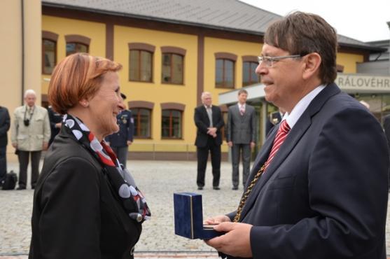 Polická Věra Kašíková převzala pamětní plaketu pro významnou osobnost