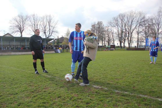 Poslankyně Zdeňka Horníková zahájila fotbalové derby v Broumově
