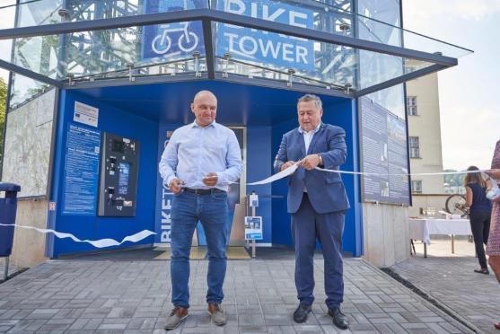 V centru Trutnova si můžete bezpečně zaparkovat kolo