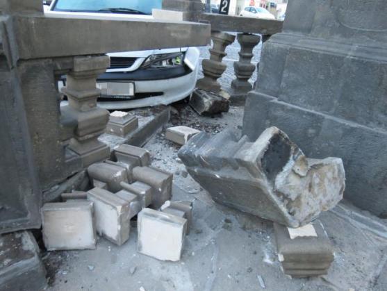 Policisté vyšetřují dopravní nehodu na náchodském náměstí