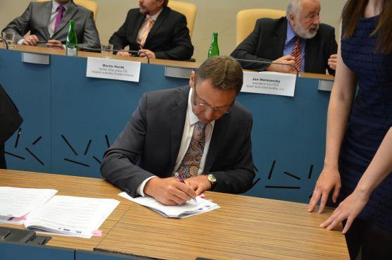 V pátek byla slavnostně podepsána regionální sektorová dohoda v oblasti textilního a oděvního průmyslu