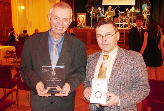 Sekretář broumovského fotbalového oddílu Petr Možný převzal Cenu Jana Modřického