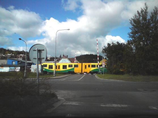 Závory byly nahoře, ale podle mluvčího železnice bezpečnost řidičů ohrožena nebyla