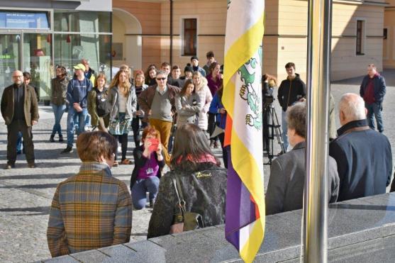 Počtvrté v historii Královéhradeckého kraje vlaje na oficiálním stožáru na nádvoří krajského úřadu tibetská vlajka