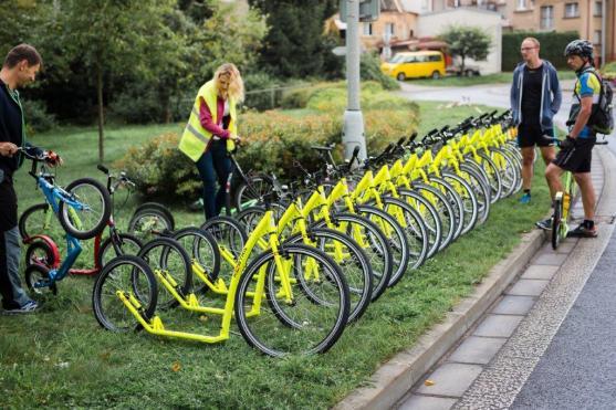 Petrovické zatáčky lákaly k jízdě na bruslích a koloběžkách