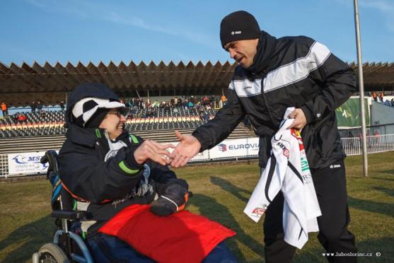 Handicapovaný Daniel Šanovec z Meziměstí dostal dres od hradeckého fotbalisty Marka Kuliče