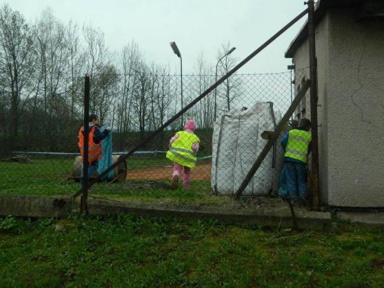 Děti z jetřichovské školy se připojily k jarnímu úklidu Broumovska