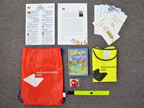 Bezpečně do školy i do přírody: Královéhradecký kraj rozdá prvňáčkům výbavu na cestu do školních lavic