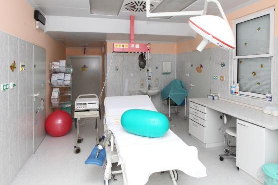 Ve všech porodnicích Královéhradeckého kraje může otec k porodu bez poplatku