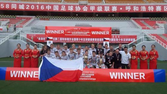 Dorostenci FC Hradec Králové s broumovským Vojtou Martincem v sestavě vyhráli silně obsazený fotbalový turnaj v Číně