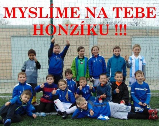 Z broumovského fotbalového stadionu zní sborové: Honzíku, bojuj!