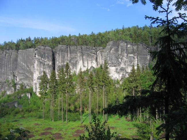 Pozorování hnízdění sokola stěhovavého v Teplických skalách 