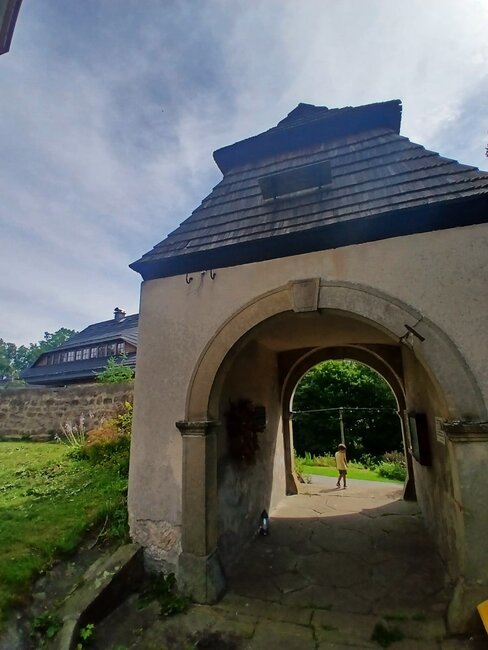 Kostel ve Zdoňově má z poloviny hotovou střechu, problémem je statika