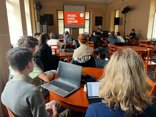 Od stolů do terénu: studenti i veřejnost si vyzkoušeli skutečnou novinařinu 