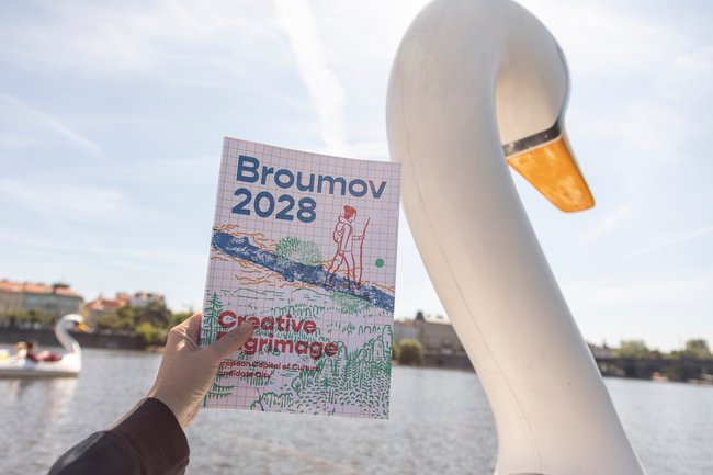 Broumovská labuť doletěla s přihláškou na ministerstvo kultury