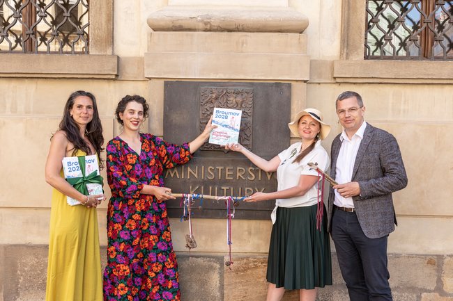 Broumovská labuť doletěla s přihláškou na ministerstvo kultury