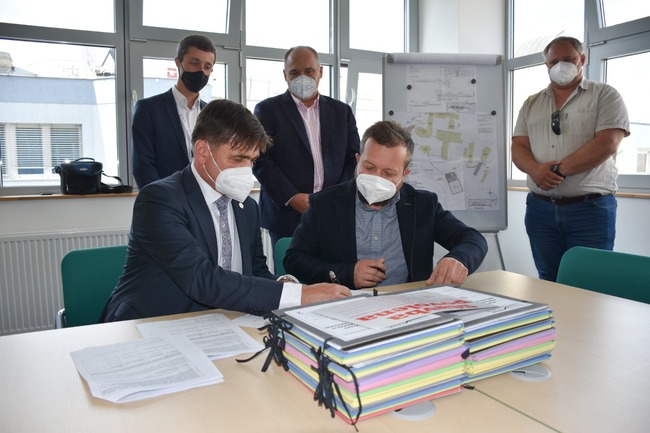 Zhotovitel parkovacího domu v areálu náchodské nemocnice převzal staveniště