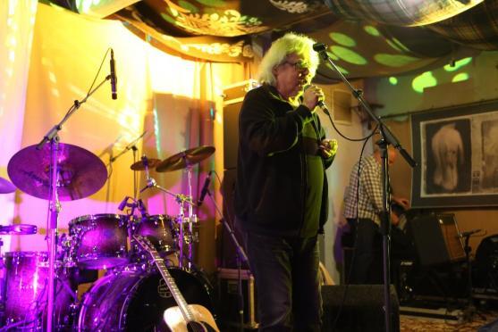 V Edenu hrál Vladimír Mišík. Proč nezahrál Slunečný hrob?