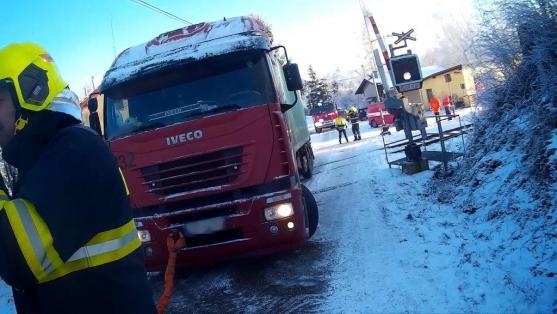 Kamion uvízl na železničním přejezdu ve Žďáru nad Metují
