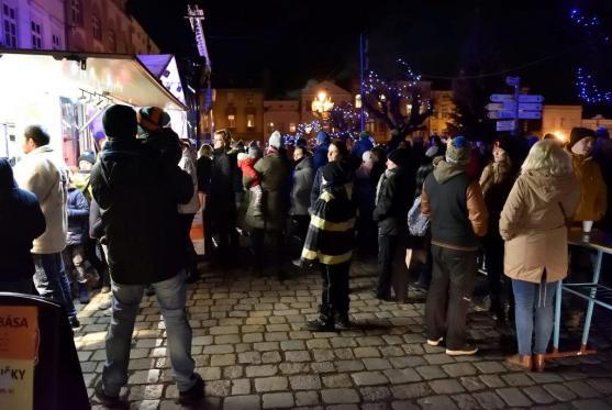 Na broumovském náměstí od včerejšího večera září modrobílý vánoční strom