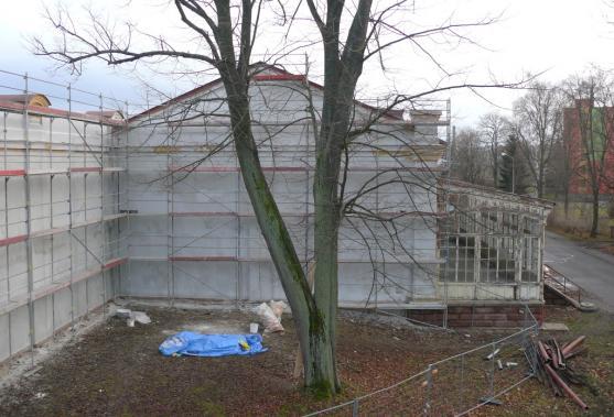 V Meziměstí se opravuje nádražní budova. Fasádu bude mít z období 19. století