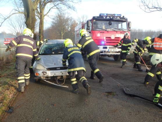 Osobní vozidlo skončilo na střeše a blokovalo jízdní pruh