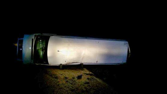 V Pěkově havarovala dodávka. Silnice byla po dobu zásahu uzavřena