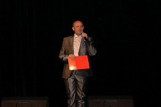 Charitativní koncert splnil očekávání. Pobavil naplněný Dřevník a pomohl potřebným 