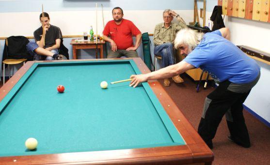 V Broumově se hrál kulečníkový turnaj pro veřejnost na vytápěných stolech