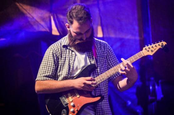 Tvář a vous absolventa broumovského gymnázia dominují článku v MF Dnes