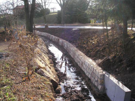 V Hejtmánkovicích pokračuje rekultivace potoka a budování splaškové kanalizace