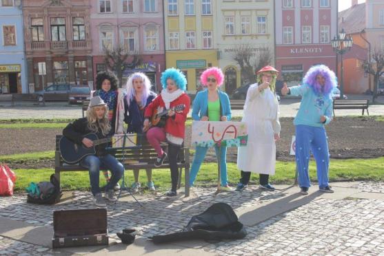 Vzpomínky jim nikdo nevezme. Studenti gymnázia se rozloučili se školou a spolužáky