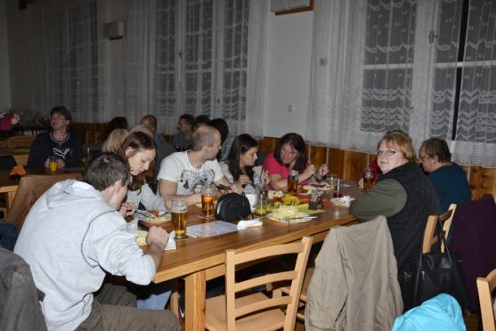 Ve Vernéřovicích spořádali 42 kilogramů bramborového salátu a k tomu sto řízků