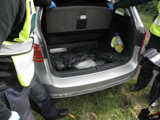 Místo rezervního kola Polák převážel pytle s marihuanou