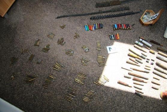 Policisté objevili u muže z Broumova vojenskou munici a střelný prach