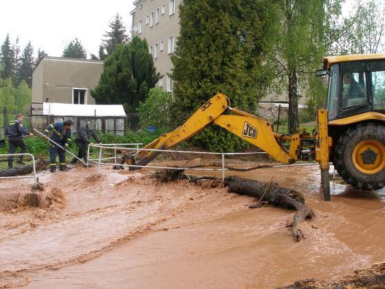 Přívaly deště rozvodnily Svinský potok v Olivětíně