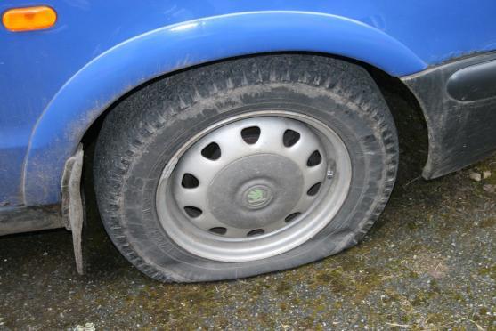 Řádění vandalů zasáhlo přes třicet vozidel