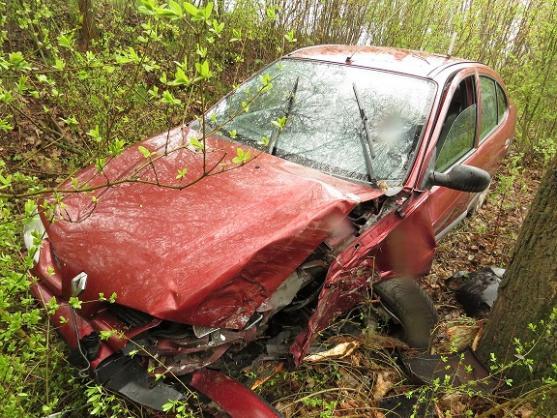 Cizincův vůz skončil ve stromě. Opuštěný a bez poznávacích značek