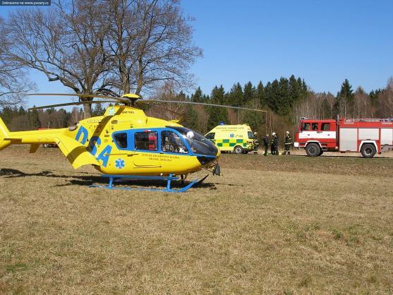 Pro zraněného řidiče, který narazil do stromu, přiletěl vrtulník