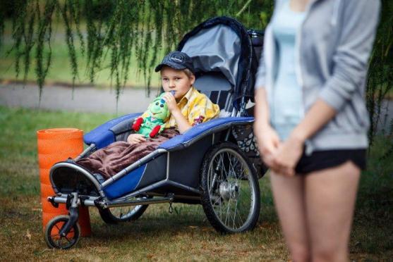 Charitativní koncert pro Adámka Svobodu představí britského zpěváka Paula Shoenfelta u vernéřovické studánky 