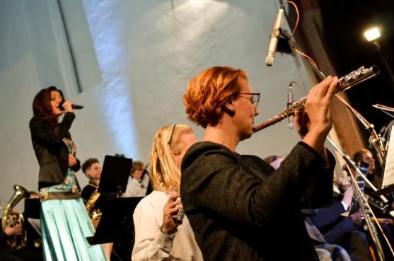 Další Benefiční koncert Police Symphony Orchestra. Po Hvězdě tentokrát v klášterní zahradě 