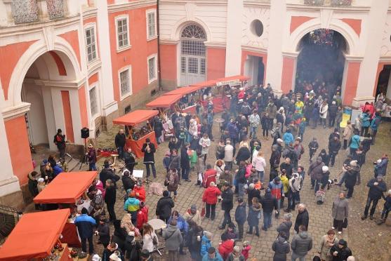 Adventní trh zaplnil areál broumovského kláštera stovkami lidí