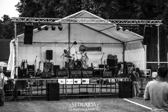 Mňága a Žďorp zahrála v Otovicích dobrovolníkům i stovkám místních 