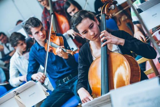 Karolína a Anička v České filharmonii s Antonínem Dvořákem III. 